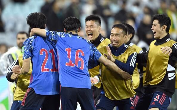 上半场，罗伊斯、本塞拜尼的射门相继擦柱而出，德米洛维奇扛开施洛特贝克破门引发争议，马伦低射扳平比分；下半场，菲尔克鲁格高难度打门被扑出，双方均未能取得进球。
